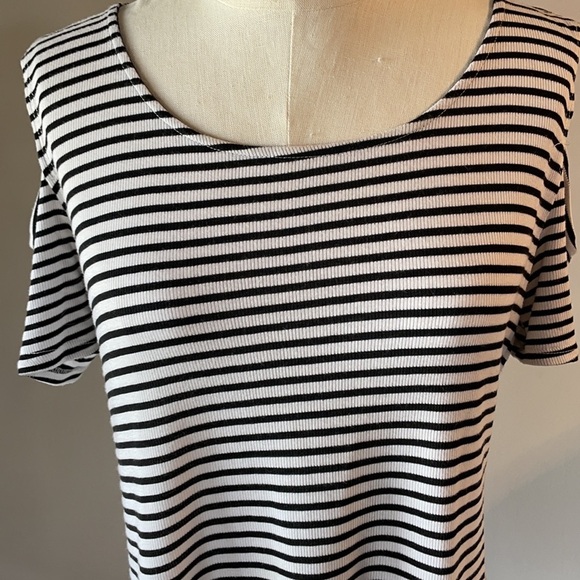 Anthropologie W5 cold shoulder women’s top. Striped High low pleat back Size L - Picture 8 of 11